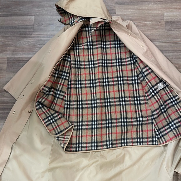 Vintage Trenchcoat size 11/12 lined. - Picture 4 of 10